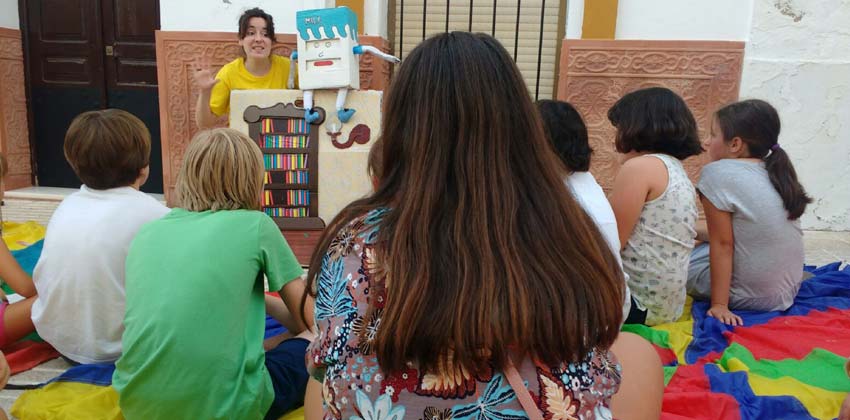 Niños felices disfrutando de los talleres Lipasam gratuitos en los Barrios de Sevilla | Sevilla con los peques 