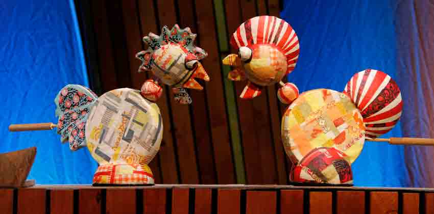 Kikiriguau un espectáculo de teatro para niños más peques, dos gallos hablando | Sevilla con los peques