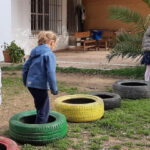Escuela Internacional Waldorf Sevilla Girasol abre matriculación niños jugando con los neumáticos | Sevilla con los peques