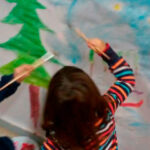 Niños de la Escuela creativa Area Cromática pintando un dibujo de navidad | Sevilla con los peques