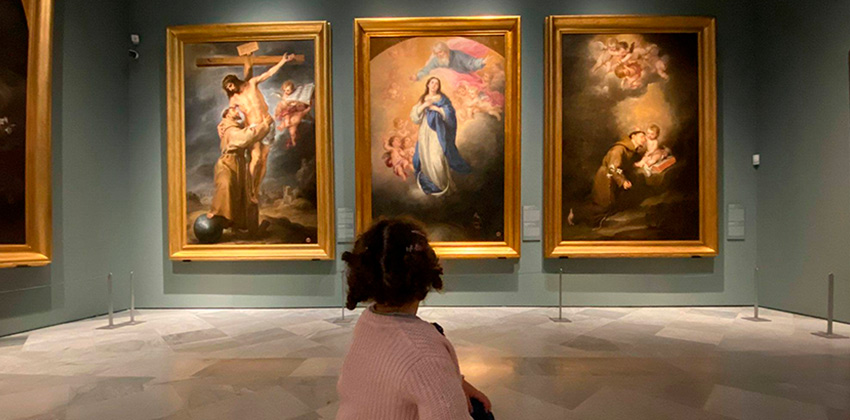 Niña disfrutando del Museo de Bellas Artes de Sevilla | Sevilla con los peques