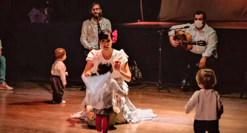 Bebés bailando al son del espectáculo flamenco Tirititrán | Sevilla con los peques