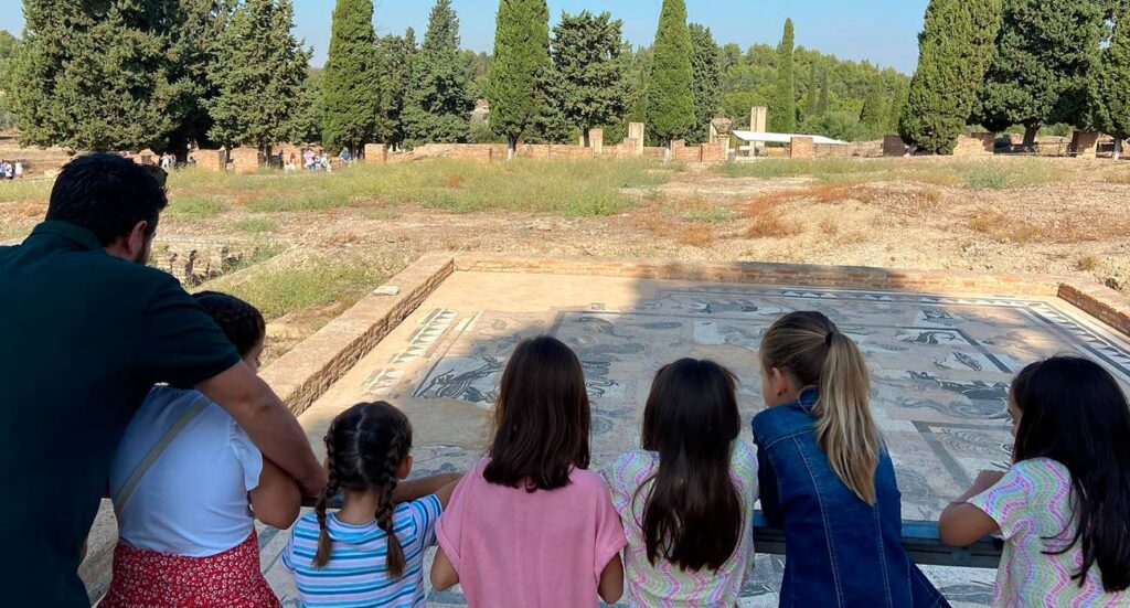 conocer Sevilla con Sevilla museo Vivo: Imagen de Itálica niños viendo un mosaico | Sevilla con los peques