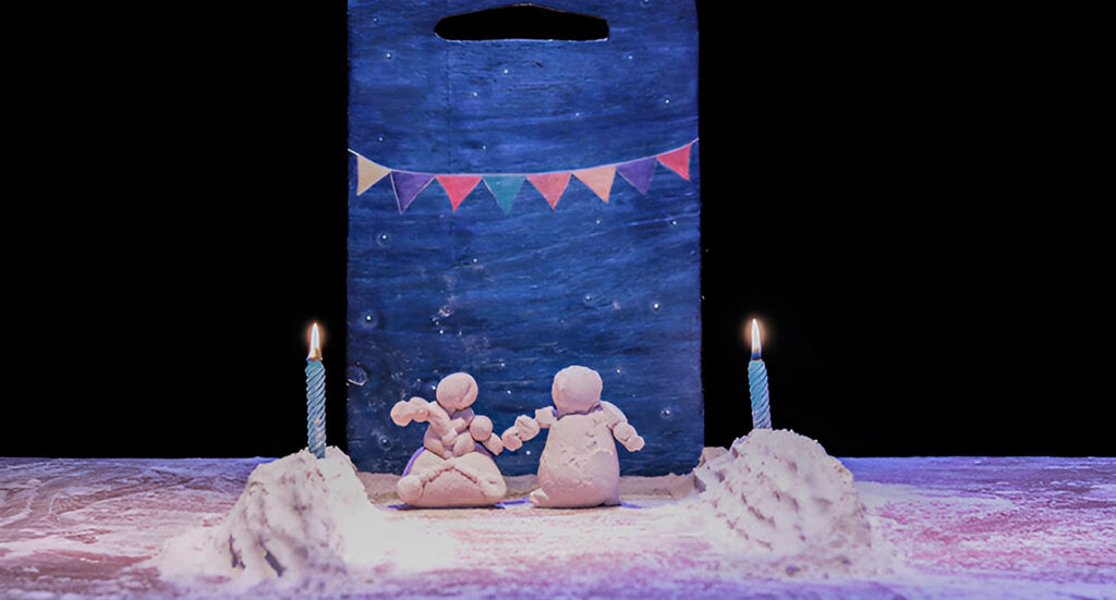 Muñecos de harina junto con dos velas con los que interactua el protagonista | Sevilla con los peques