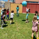 Niños jugando a la pelota en el Campus Montessori | Sevilla con los peques