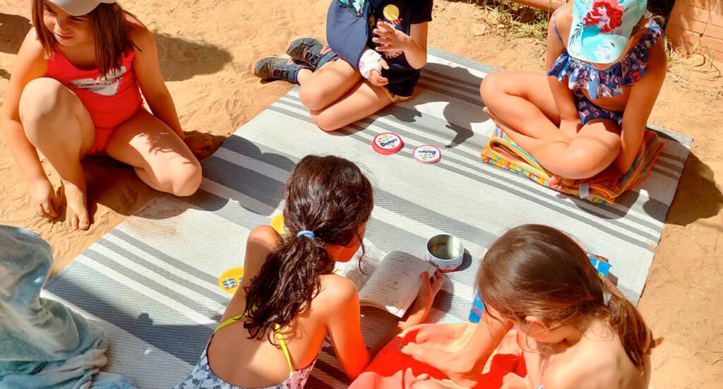 Niñas tomando el sol en el Campus Montessori | Sevilla con los peques
