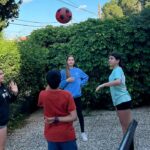 Niños jugando a la pelota en el Summer Camp de The English Center by Elisabeth | Sevilla con los peques