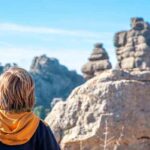 Niño de espalda, mirando el horizonte desde el Torcal de Antequera | Sevilla Con los peques