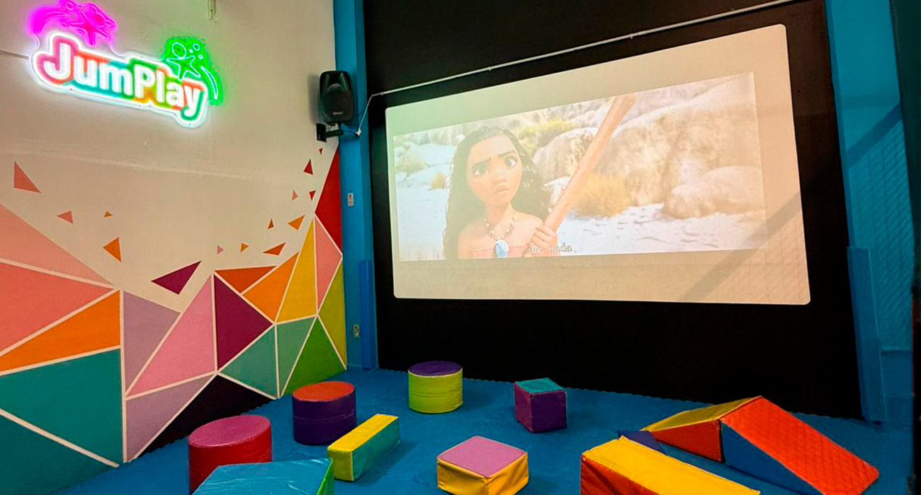 Pantalla de cine en Jumplay | Sevilla con los peques